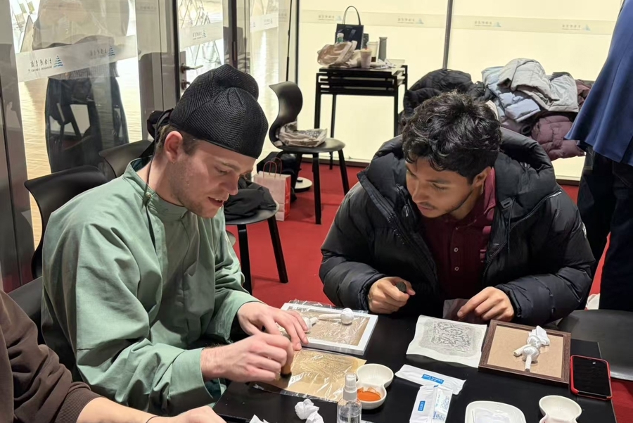 Сотни иностранных студентов встречают праздник Весны в Шанхае