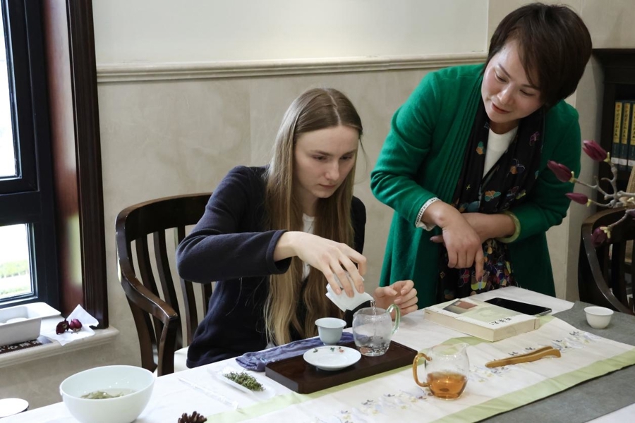 Иностранные студенты изучают традиционную китайскую культуру в шанхайской библиотеке