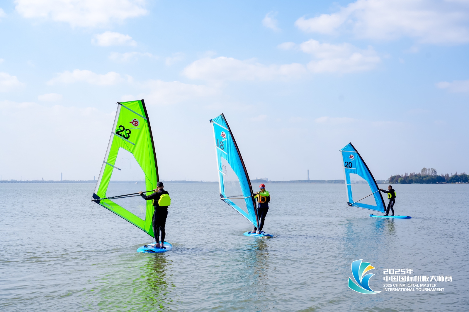 Начался турнир по виндсерфингу China iQFOiL Master International Tournament