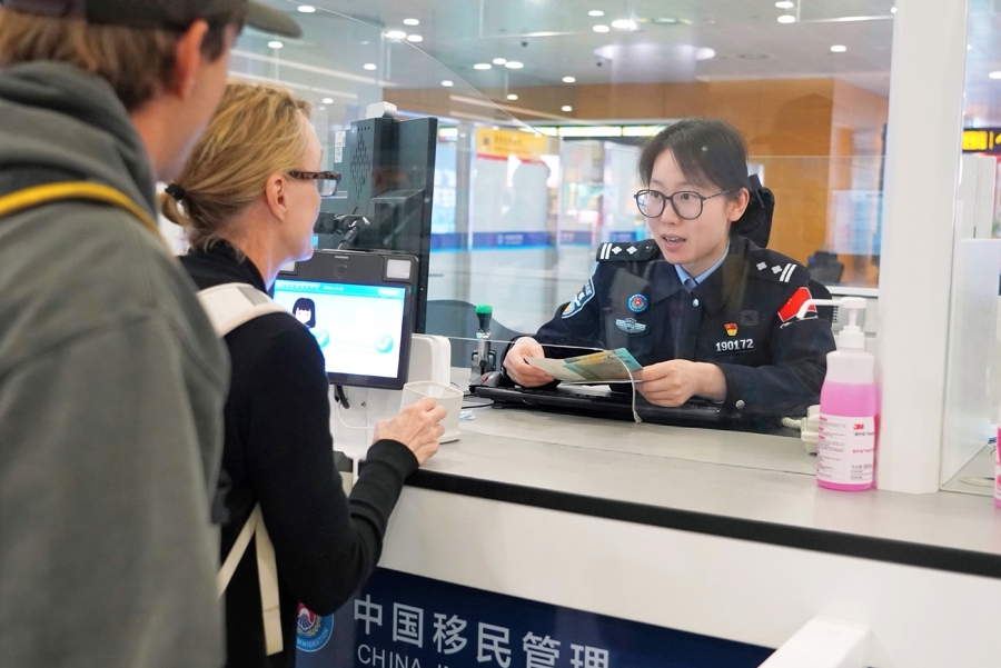 С начала года пассажиропоток иностранных граждан через аэропорт Пудун превысил 3 млн человек