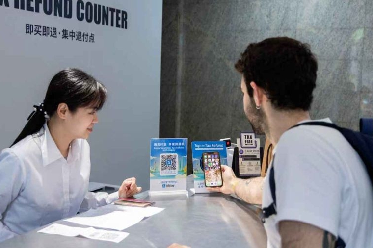 В Шанхае появился первый в мире сервис возврата налога «Alipay Tap» для въезжающих туристов
