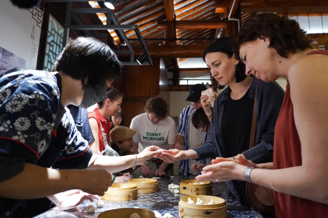 В Шанхае русские драматические актеры приготовили традиционное китайское блюдо «Сяолунбао» 