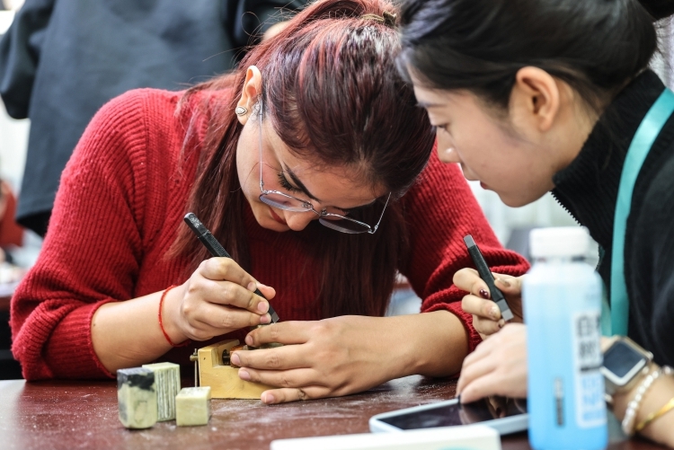 В Шанхае завершилась Национальная студенческая выставка резьбы печатей 2025 года